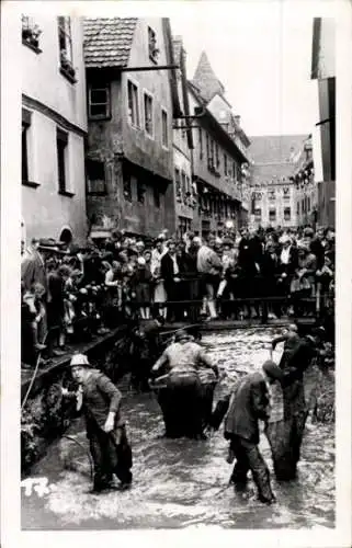Foto Ak Memmingen in Schwaben, Menschen im Wasser, Hochwasser