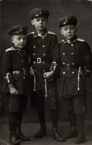 Foto Ak Braunschweig in Niedersachsen, Kindersoldaten in Uniformen