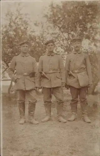 Foto Ak Stanislaw Ukraine, Soldaten mit Reichsrevolver