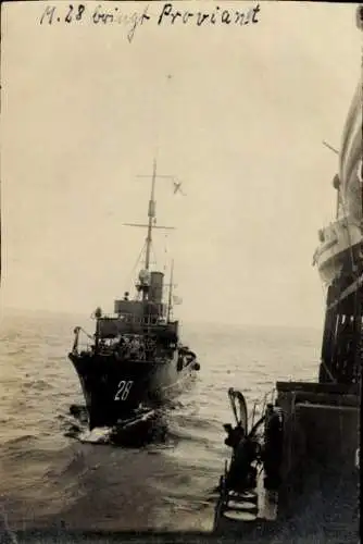 Foto Deutsches Kriegsschiff, M.28 bringt Proviant, I. WK