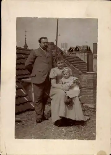 Foto Berlin Zehlendorf Wannsee, Familienbild auf dem Dach, Königstraße
