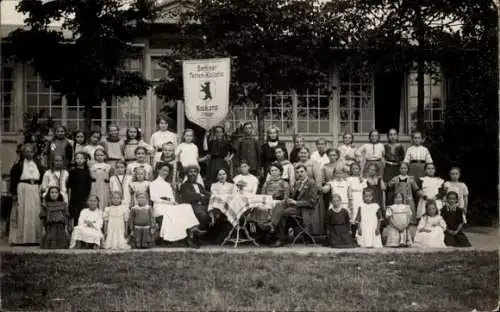 Foto Ak Neukamp Putbus auf der Insel Rügen, Berliner Ferien-Kolonie, Gruppenfoto