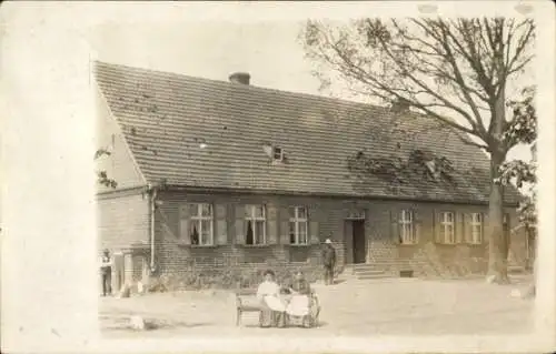 Foto Ak Putlitz in der Prignitz, Wohnhaus, Familie