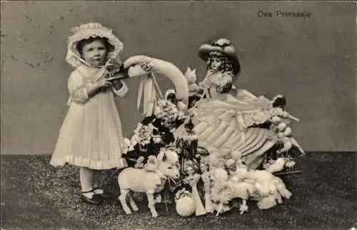 Ak Uithuizen Groningen Niederlande, Mädchen mit Puppenwagen, bekleidet mit Kleid und Haube