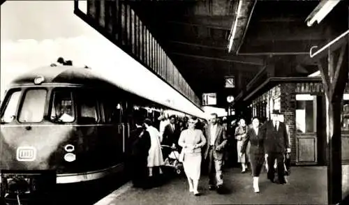 Foto Ak Menschen am Bahnhof, Deutsche Bahn, Eisenbahn