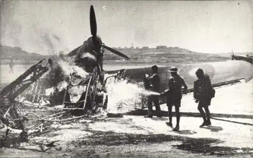 PC Hurricane burning et Ta' Qali airfield after being strafed by enemy fighters