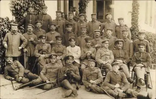 Foto Ak Deutsche Soldaten in Uniform, Gruppenfoto, Lazarett