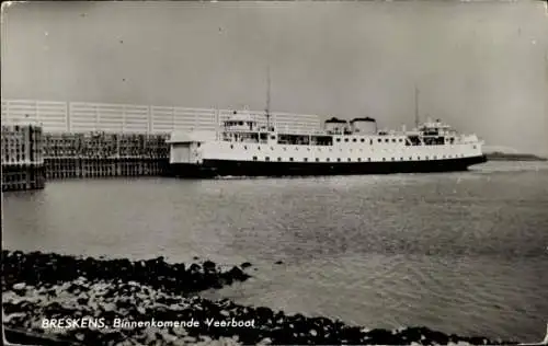 Ak Breskens Sluis Zeeland Niederlande, Hafen von Breskens mit einfahrender Fähre.