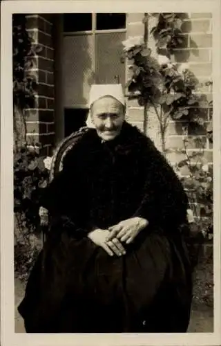 Foto Ak Porträt einer älteren Frau in Volkstracht