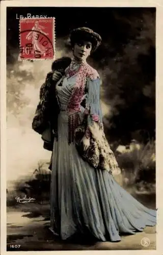 Ak Annecy Haute Savoie, Portrait einer Frau in einem blauen Kleid mit Pelzbesatz