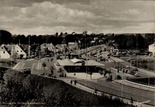 Ak Kruså Krusaa Krusau Dänemark, Grenzstation, Autos, Gebäude, Landstraße, Kreisverkehr, Krusaa