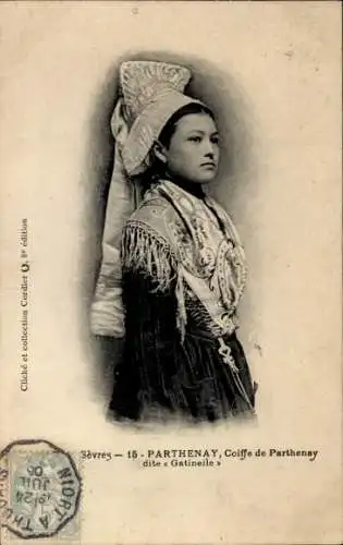 CPA Parthenay Deux Sèvres, Coiffe de Parthenay dite Gatinelle