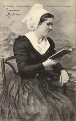 Ak Sainte Hermine Vendee, Frau in Tracht beim Lesen