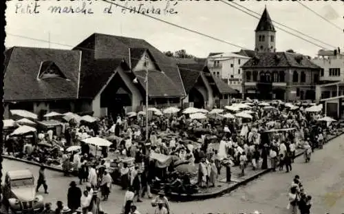 Ak Antsirabe Madagaskar, Markt mit Menschen, Ständen, vielen Regenschirmen, historische Gebäude