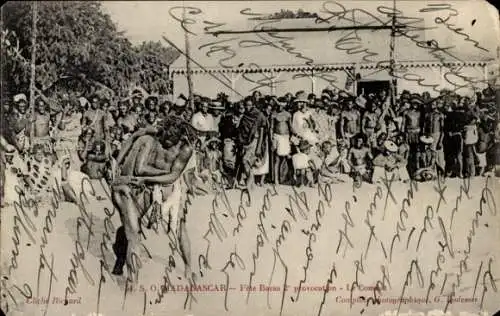 Ak Madagaskar Madagascar, Traditionelle Tanzszene, Menschenmenge, Festivalstimmung, historisch...
