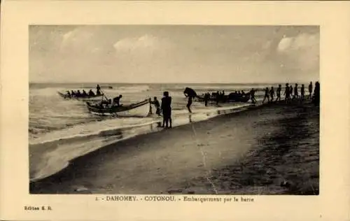 Ak Cotonou Dahomey Benin, Schiffslandung am Strand, Fischerboote, Menschen am Ufer