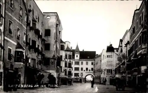 Ak Rattenberg am Inn Tirol, Stadtansicht, historische Gebäude, Straßenansicht, schwarz-weiß