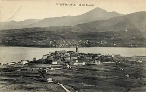 Ak Hondarribia Fuenterrabia Baskenland, Stadtansicht von  El Rio Bidasoa, Gebirge im Hintergrund