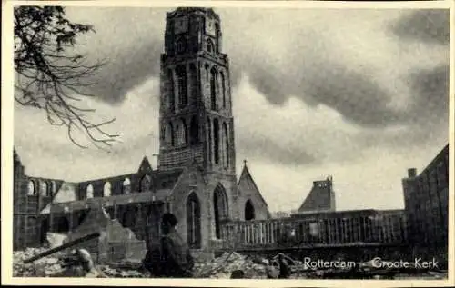 Ak Rotterdam Südholland Niederlande, Zerstörte Groote Kerk, Kirchturm, Trümmerlandschaft