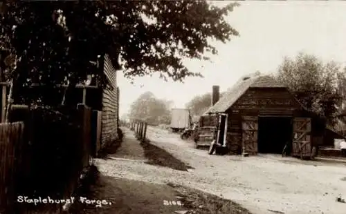 Ak Staplehurst South East England, Blick auf Staplehurst Forge, Straße, Bäume, ländliche Umgebung