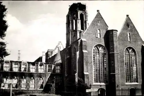 Ak Middelburg Zeeland Niederlande, Historische Kirche, hoher Turm, gotische Fenster
