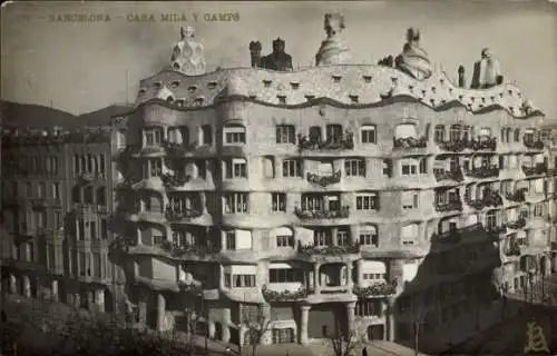 Ak Barcelona Katalonien Spanien, Casa Milà, Architektur, Wellenförmiges Gebäude, Balkone, Schwarz