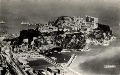 Ak Monaco, Luftaufnahme der Stadt  Küstenlinie, Hafen, Felsen