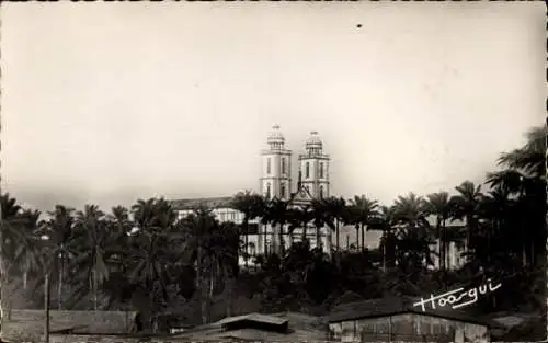 Ak Douala Duala Kamerun, Gebäude mit Zwillingstürmen, Palmen im Vordergrund, schwarz-weiß Fotogra