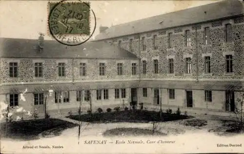 Ak Savenay Loire Atlantique, Ecole Normale, Cour d'honneur, s Gebäude,  von Artaud et Nozais