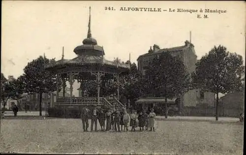 Ak Alfortville Val de Marne, Kiosque à Musique, Gruppe von Kindern, Bäume im Hintergrund