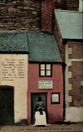 Ak Conway Conwy Wales, Kleinste Haus in Großbritannien, Maße, Dame in traditioneller Kleidung