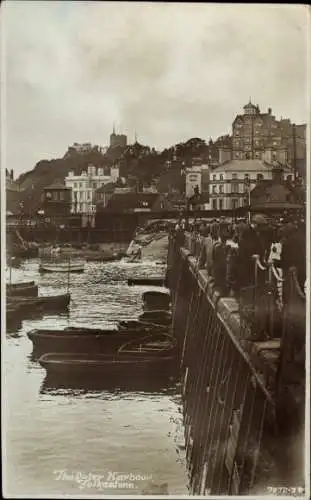 Ak Folkestone Kent England, Hafenansicht, Boote im Wasser, Häuser am Hang, Schwarz-Weiß-Foto