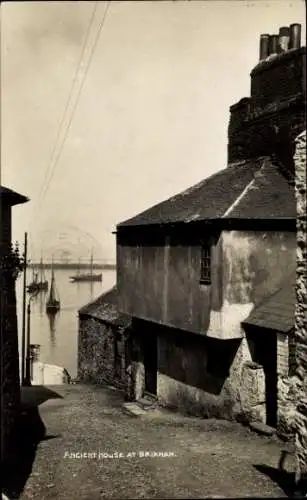 Ak Brixham Devon England, Altes Haus, malerische Küstenansicht, Boote im Wasser