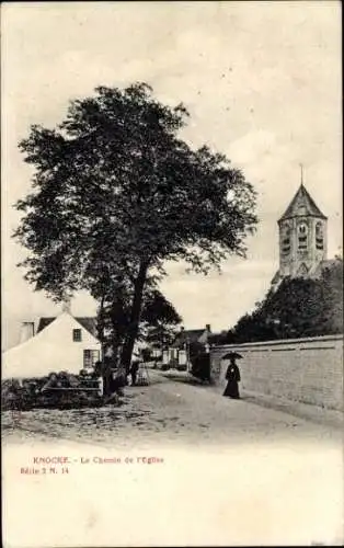 Ak Knokke Heist Heyst Knocke sur Mer Westflandern, Straße mit Kirche, große Baum, Spaziergänger, 