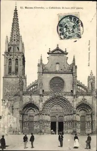 Ak Bazas Gironde, Kathedrale St-Jean, gotische Architektur, 12. Jahrhundert, Stadtansicht, Person
