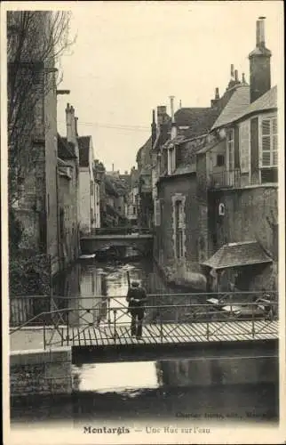 Ak Montargis Loiret, eine Wasserstraße, Brücke, Häuser, Mensch auf der Brücke