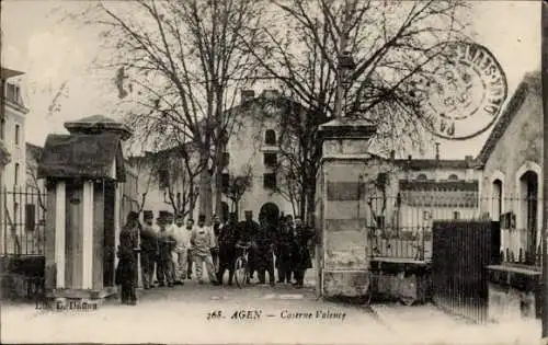 Ak Agen Lot et Garonne, Caserne Valence, Gruppe von Menschen, Bäume, Gebäude