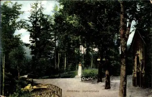 Ak Ilmenau in Thüringen, Sophienplatz, Wald, Dame in weißem Kleid, Bänke, Laternen