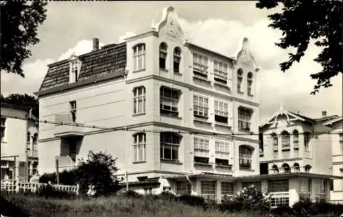 Ak Ostseebad Bansin auf Usedom, FDGB-Erholungsheim „Germania“, weißes Gebäude, Bäume, Wolken
