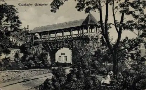 Ak Wiesbaden in Hessen, Römertor,  Brücke, Bäume, Park