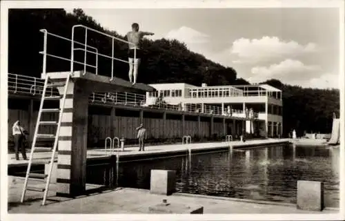 Ak Wiesbaden in Hessen, Schwimmbecken, Sprungturm, Sportler, Gebäude, Bäume, Sonne