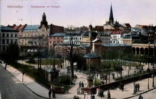 Ak Wiesbaden in Hessen, Kochbrunnen mit Anlagen,  Architektur, farbige Darstellung
