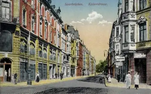 Ak Saarbrücken im Saarland, Kaiserstraße, zwei Apotheken, ältere Gebäude, gepflasterte Straße