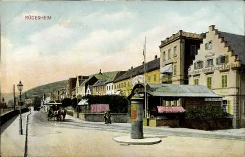 Ak Rüdesheim am Rhein, Stadtansicht, Haus Krone, Kutschen, Straßenlaterne
