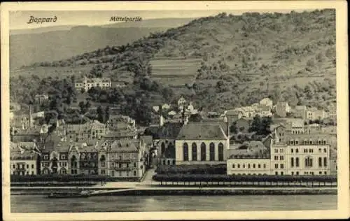 Ak Boppard am Rhein, Stadtansicht, Mittelpartie von  Rheinpromenade, Hügel im Hintergrund