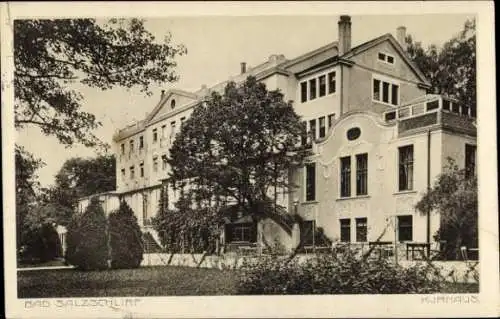 Ak Bad Salzschlirf in Hessen, Kurhaus,  Architektur, große Bäume, gepflegte Gartenanlage