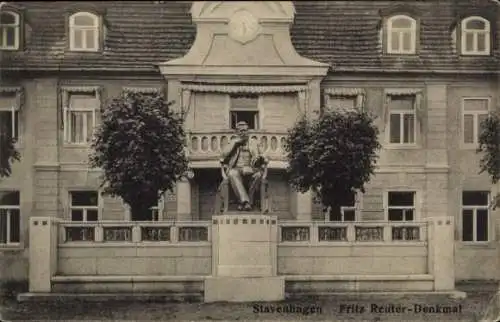 Ak Reuterstadt Stavenhagen in Mecklenburg, Fritz Reuter-Denkmal, Statue, Gebäude, Bäume