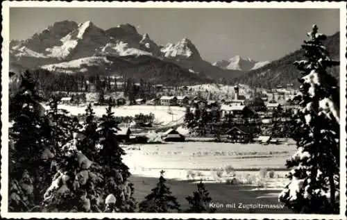 Ak Krün in Oberbayern, Winterlandschaft, Zugspitzmassiv, verschneite Berge, kleine Stadt, Natur