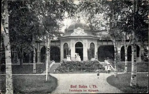 Ak Bad Sulza in Thüringen, Trinkhalle im Kurpark, Menschen, Bäume, Architektur
