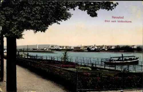 Ak Neuwied am Rhein, Blick auf den Rhein, Weißenthurm im Hintergrund, Boot im Wasser, blühende Pf